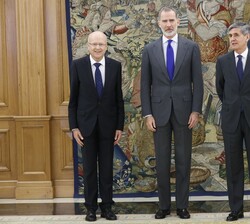 Su Majestad el Rey junto al presidente del Tribunal de Justicia de la Unión Europea, Koen Lenaerts acompañados del presidente del Tribunal Constitucio